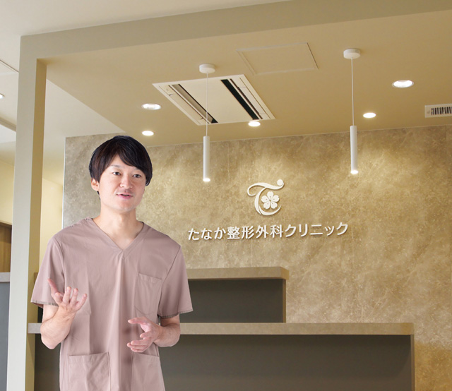 説明をする院長